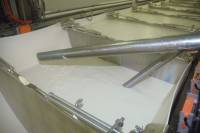 Fabrication du fromage - Remplissage des cuves de lait frais (fin)